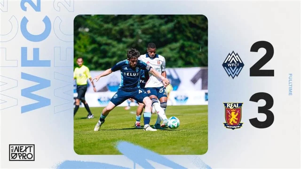 Jugador de Vancouver Whitecaps II luchando por el balón