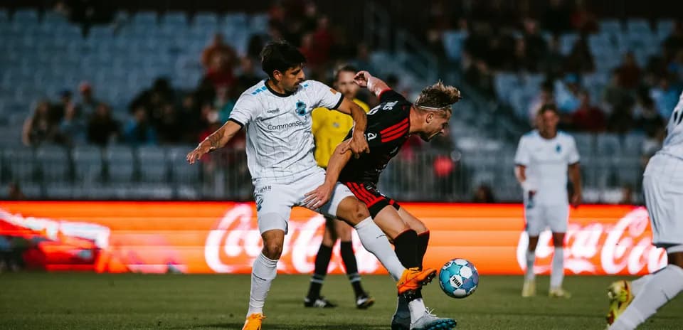 Jugador compitiendo por el balón en el partido