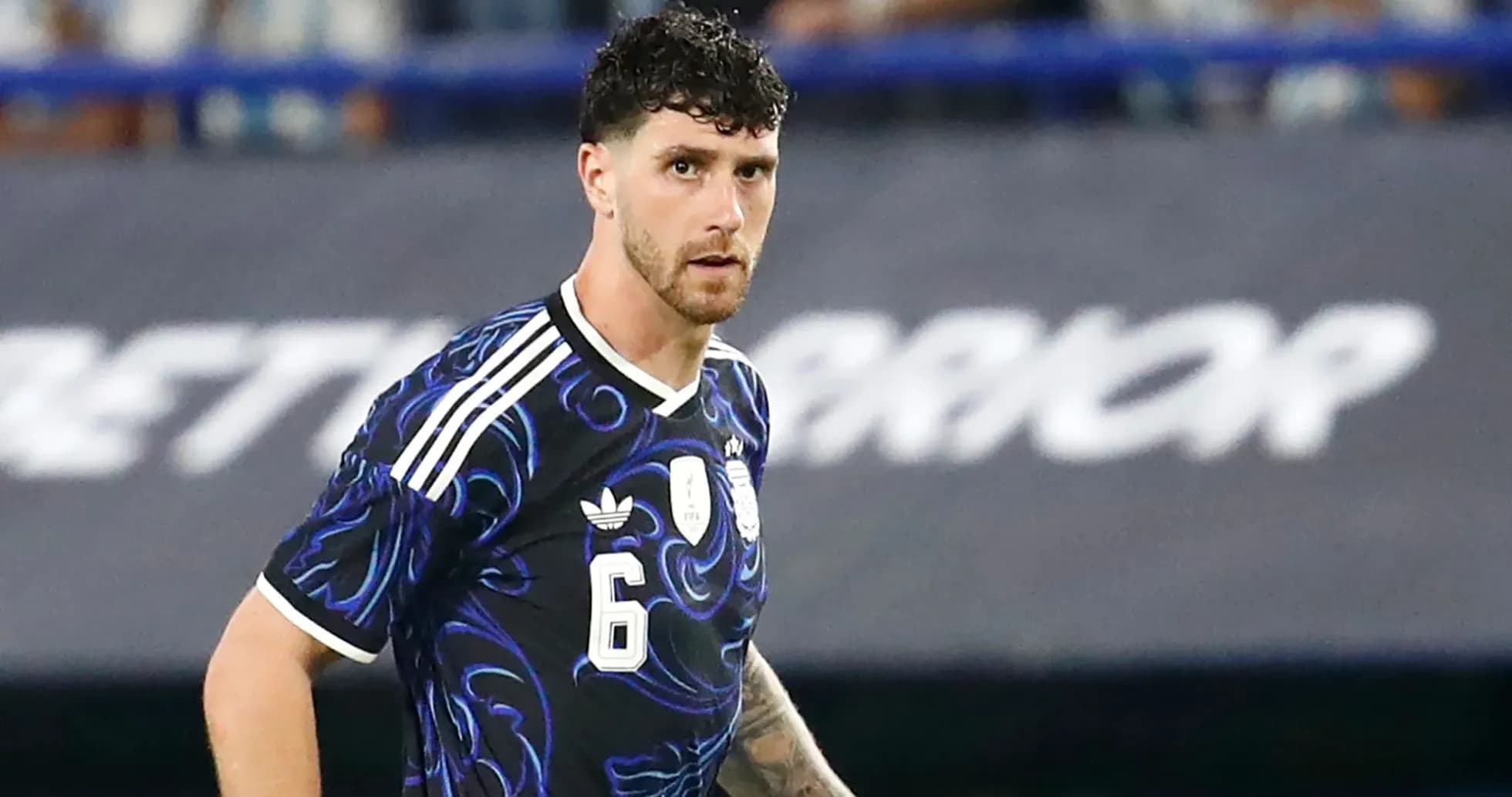 Jugador de fútbol en acción durante el partido