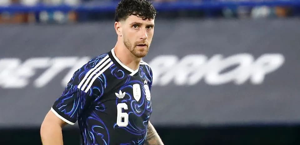 Jugador de fútbol en acción durante el partido