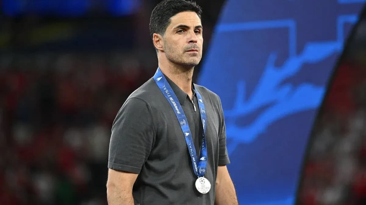 Entrenador con medalla de plata tras el partido
