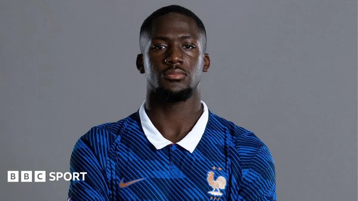 Jugador de fútbol con camiseta de Francia posando