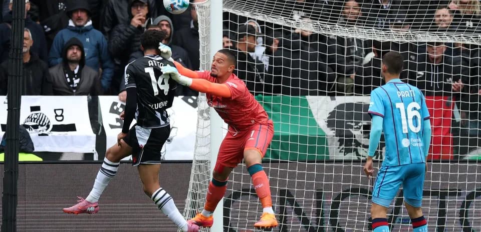 Portero deteniendo un tiro en el partido