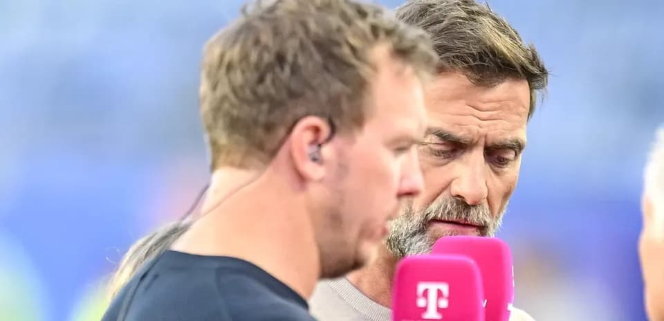Dos comentaristas hablando en un evento deportivo