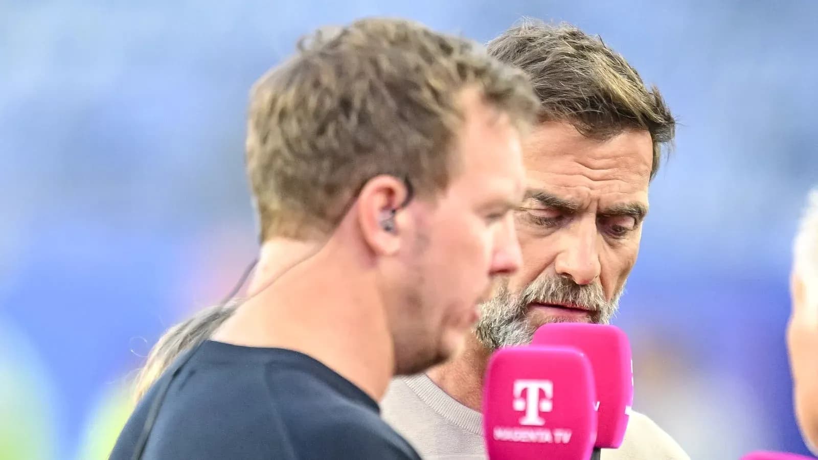 Dos comentaristas hablando en un evento deportivo