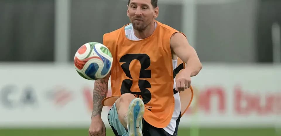 Jugador entrenando y controlando un balón de fútbol