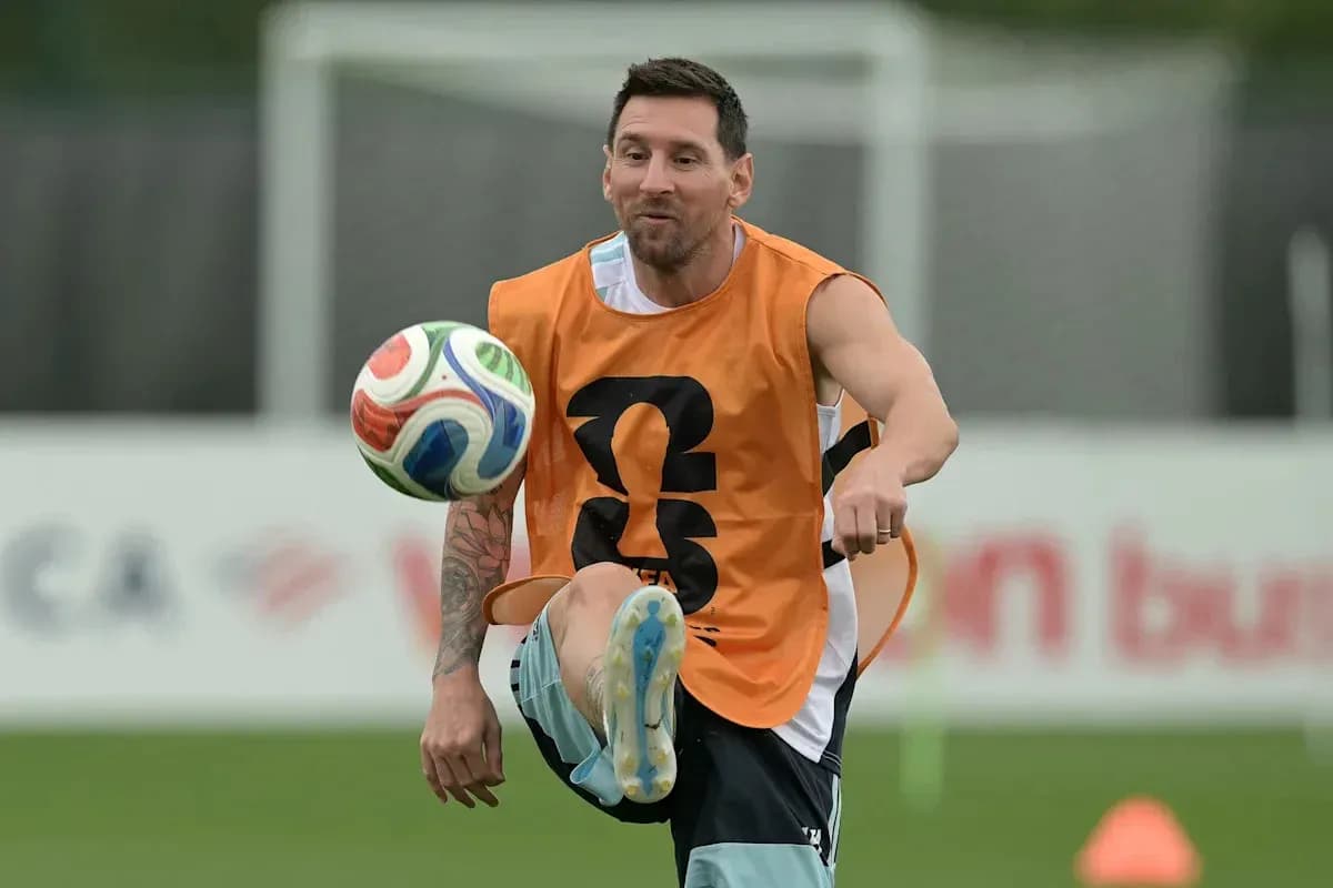 Jugador entrenando y controlando un balón de fútbol