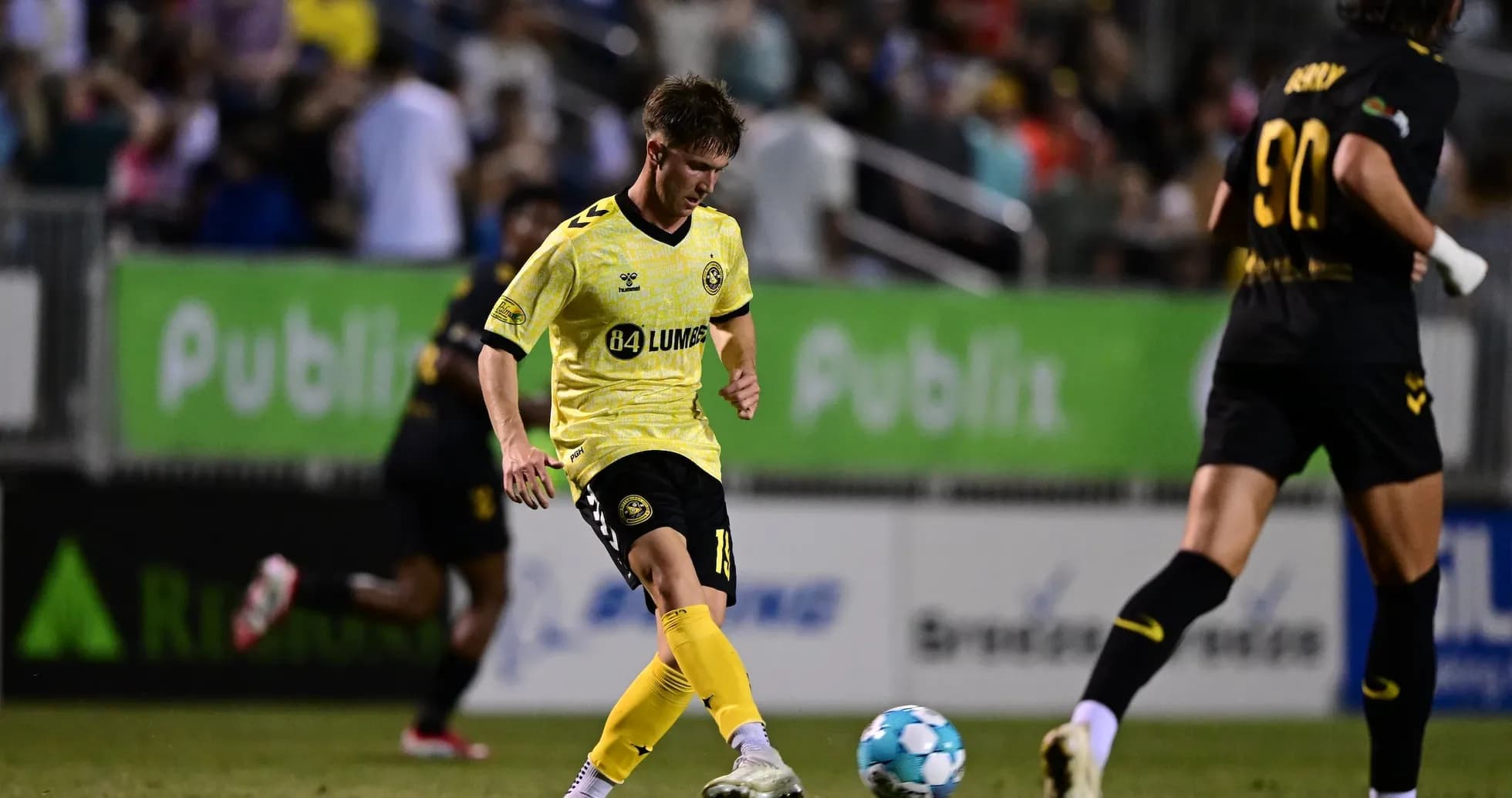 Jugador del Charleston Battery controla el balón