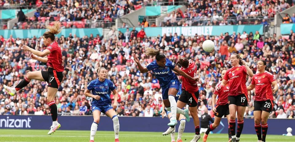Jugadora de Chelsea rematando en partido contra Manchester United