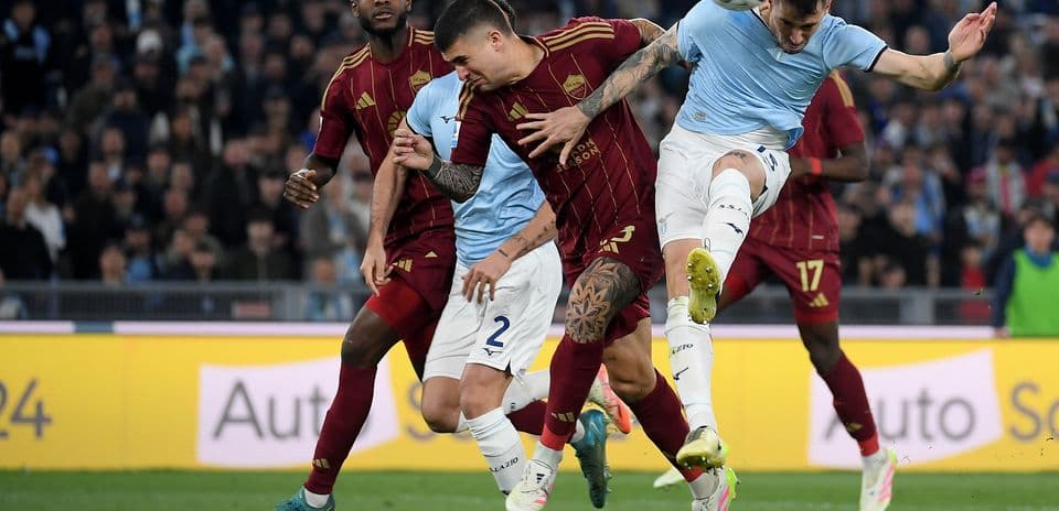 Jugadores compitiendo en el derbi de Roma