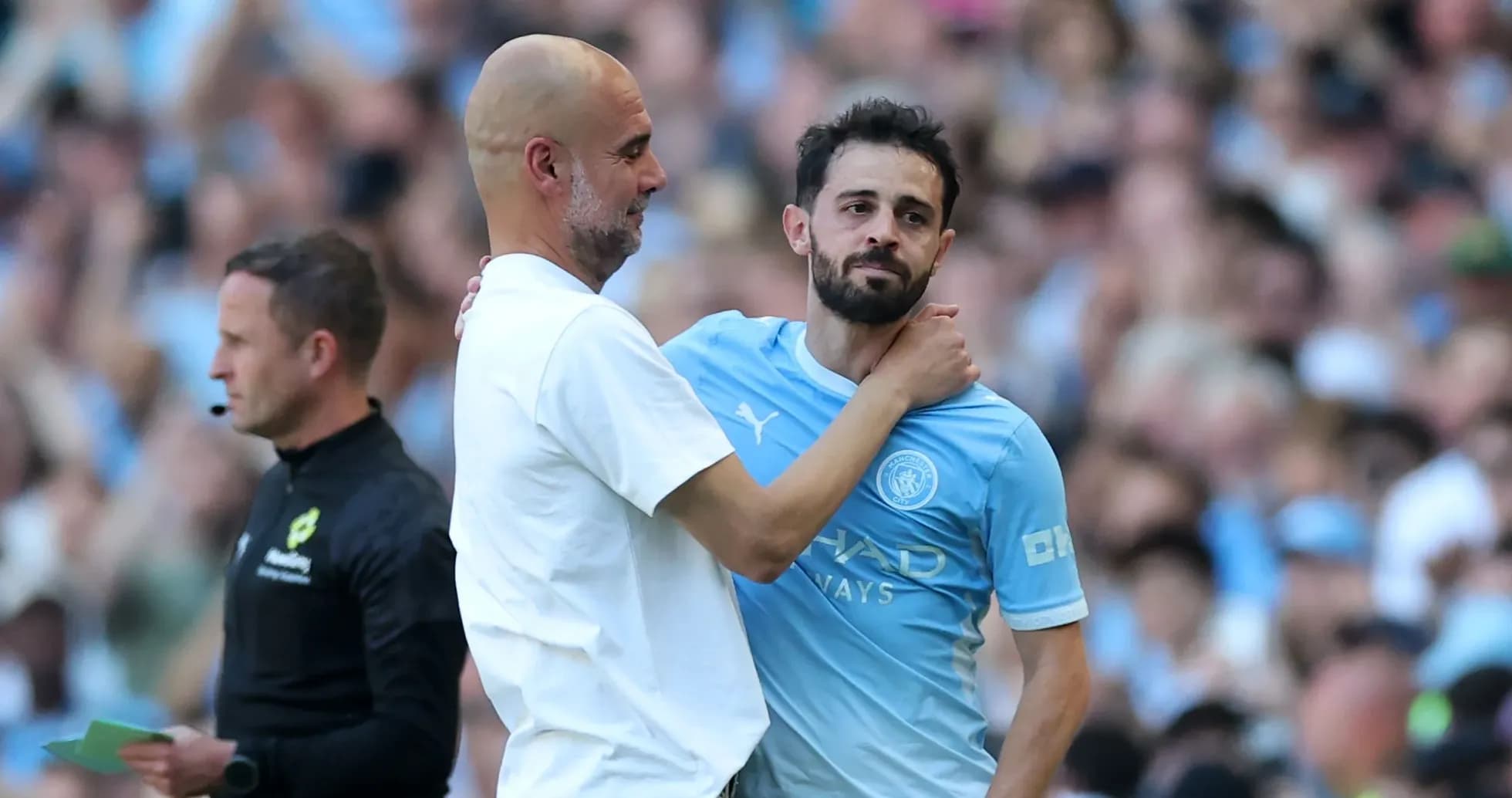 Pep Guardiola y Bernardo Silva en el banquillo
