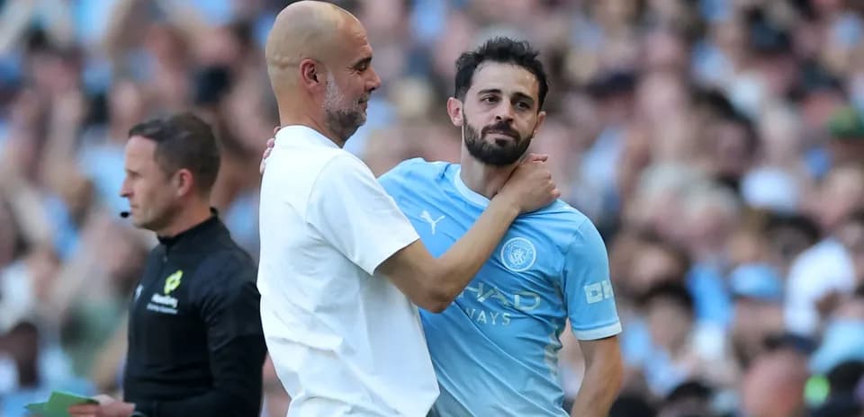 Pep Guardiola y Bernardo Silva en el banquillo
