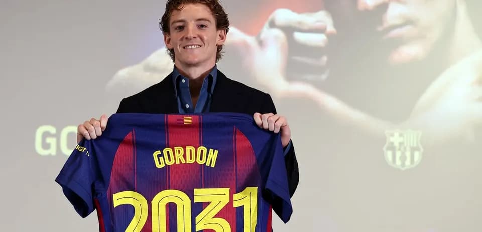 Jugador presenta camiseta del FC Barcelona con nombre