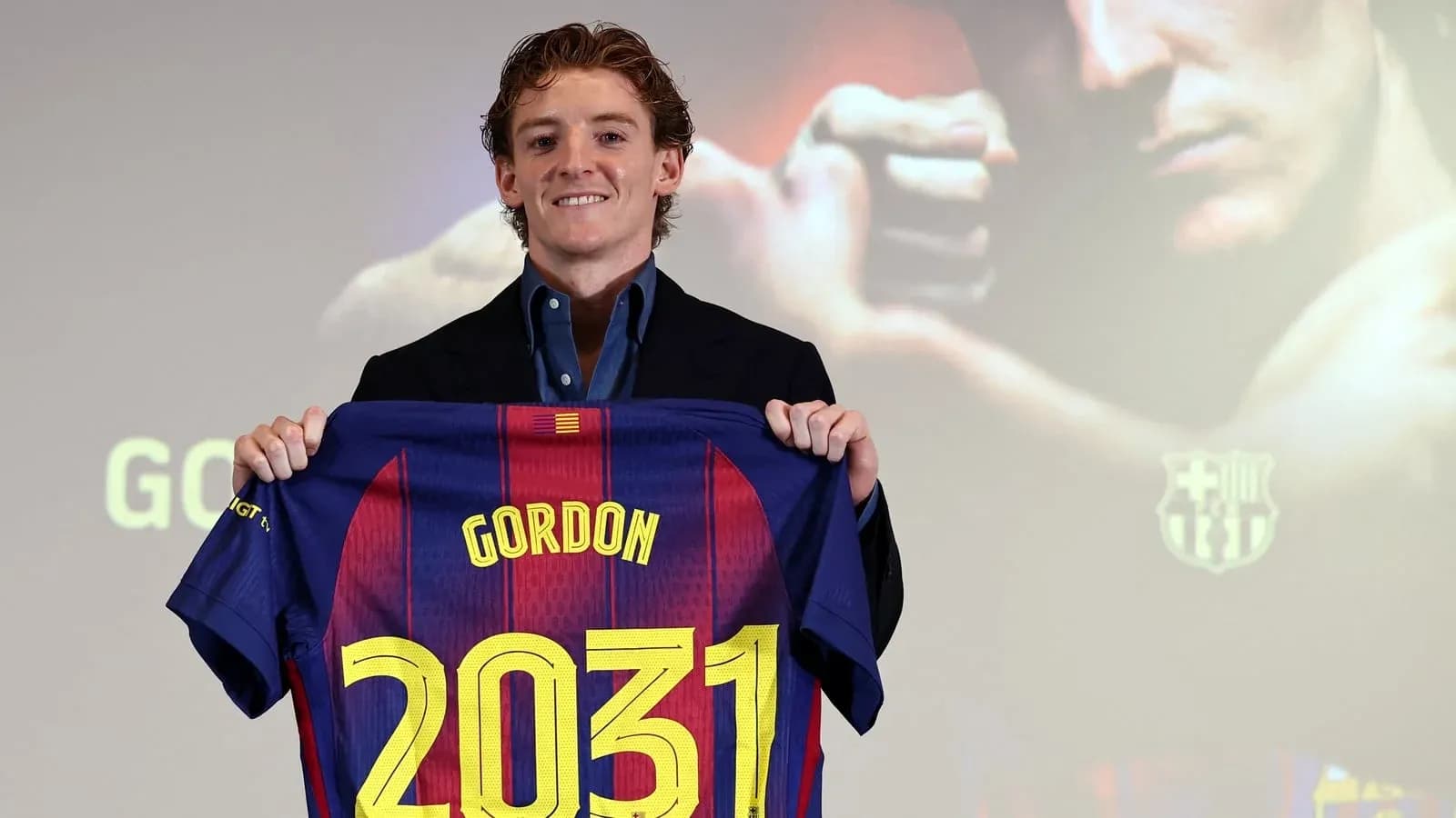 Jugador presenta camiseta del FC Barcelona con nombre
