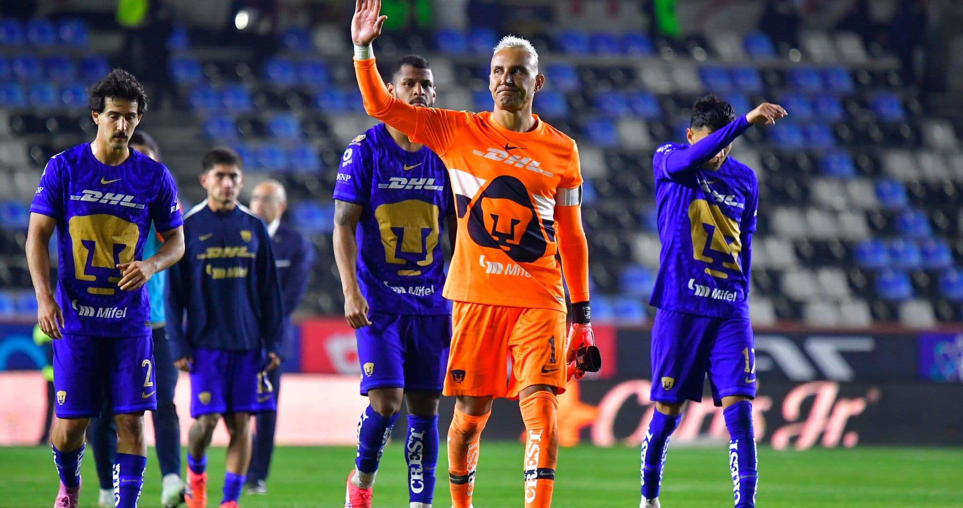 Jugadores de Pumas celebrando tras el partido