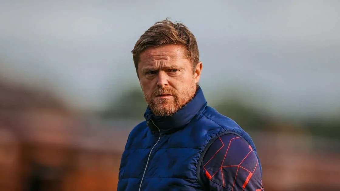 Entrenador observando durante la sesión de entrenamiento