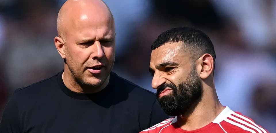 Dos hombres conversando en un entorno deportivo