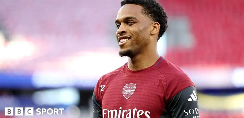 Jugador de Arsenal sonriendo en el estadio
