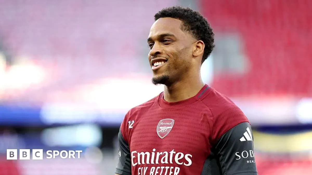 Jugador de Arsenal sonriendo en el estadio