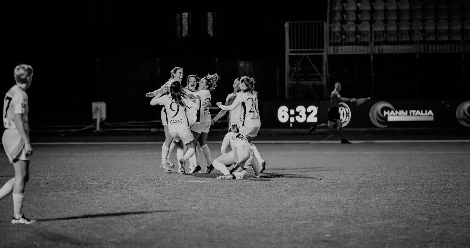 Jugadoras celebrando un gol durante el partido