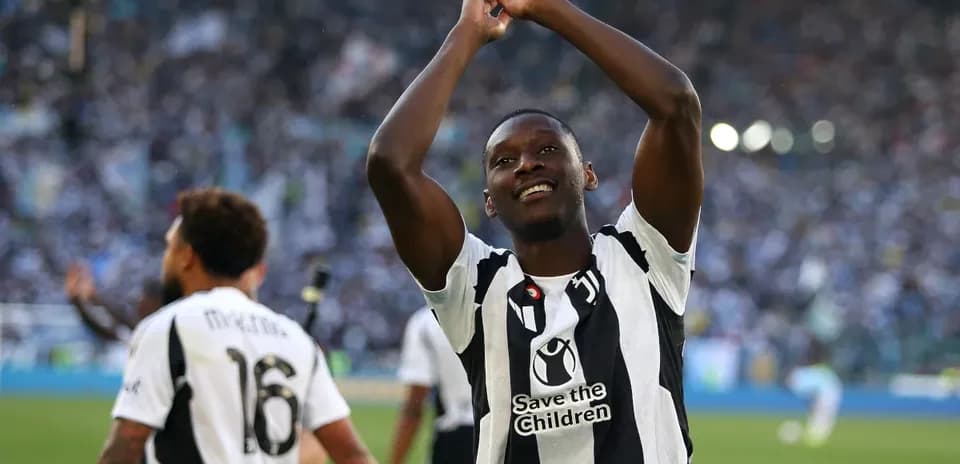 Jugador celebrando con los brazos levantados en el campo