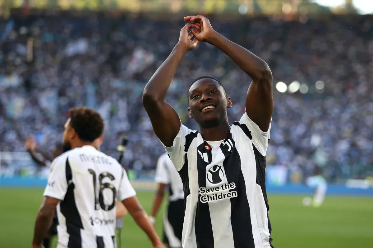 Jugador celebrando con los brazos levantados en el campo