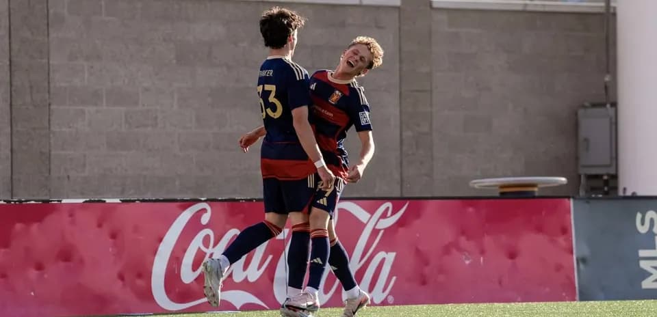 Dos jugadores celebrando un gol en el partido