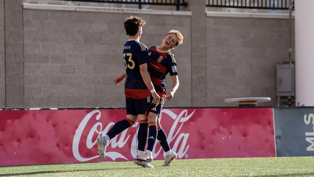 Dos jugadores celebrando un gol en el partido