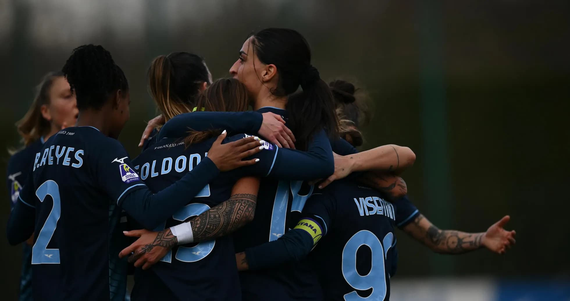 Jugadoras celebrando un gol en partido de fútbol