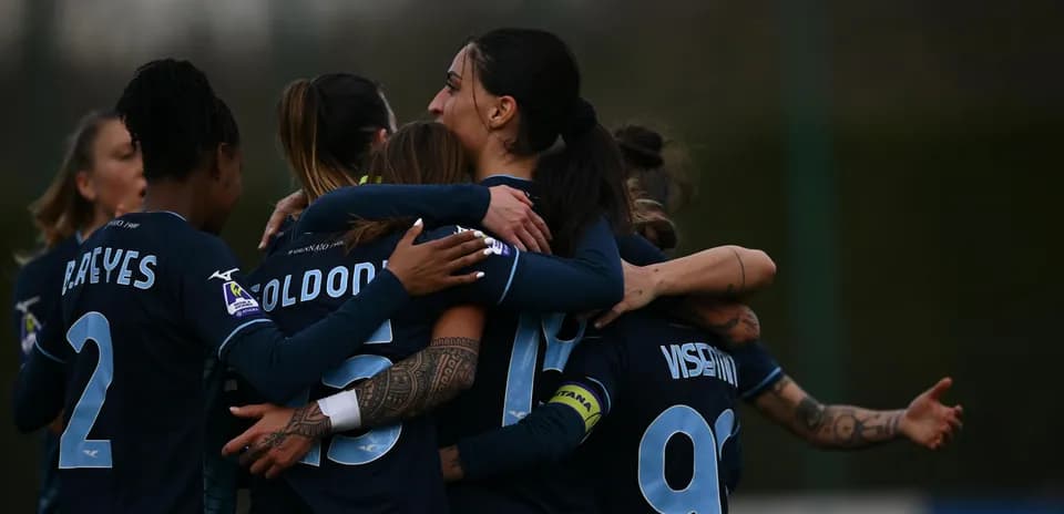 Jugadoras celebrando un gol en partido de fútbol