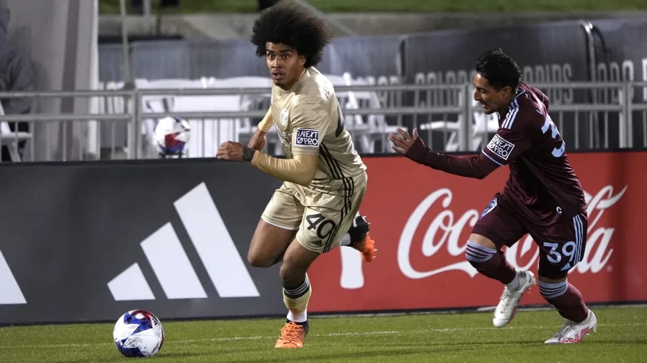 Jugador corriendo durante el partido de fútbol
