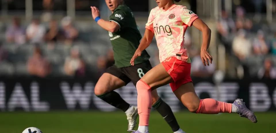 Jugadora de Portland Thorns W persiguiendo balón