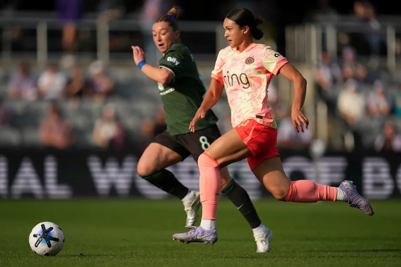 Jugadora de Portland Thorns W persiguiendo balón