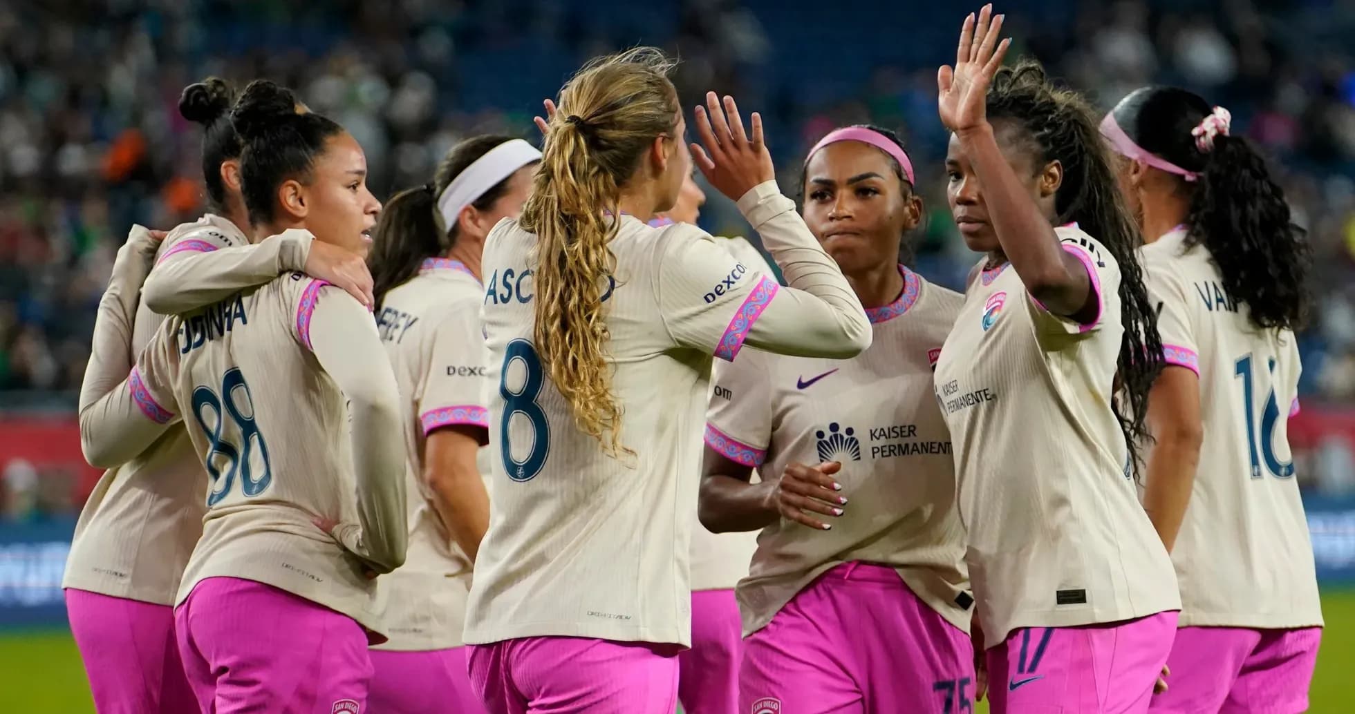 Jugadoras celebrando un gol en el partido