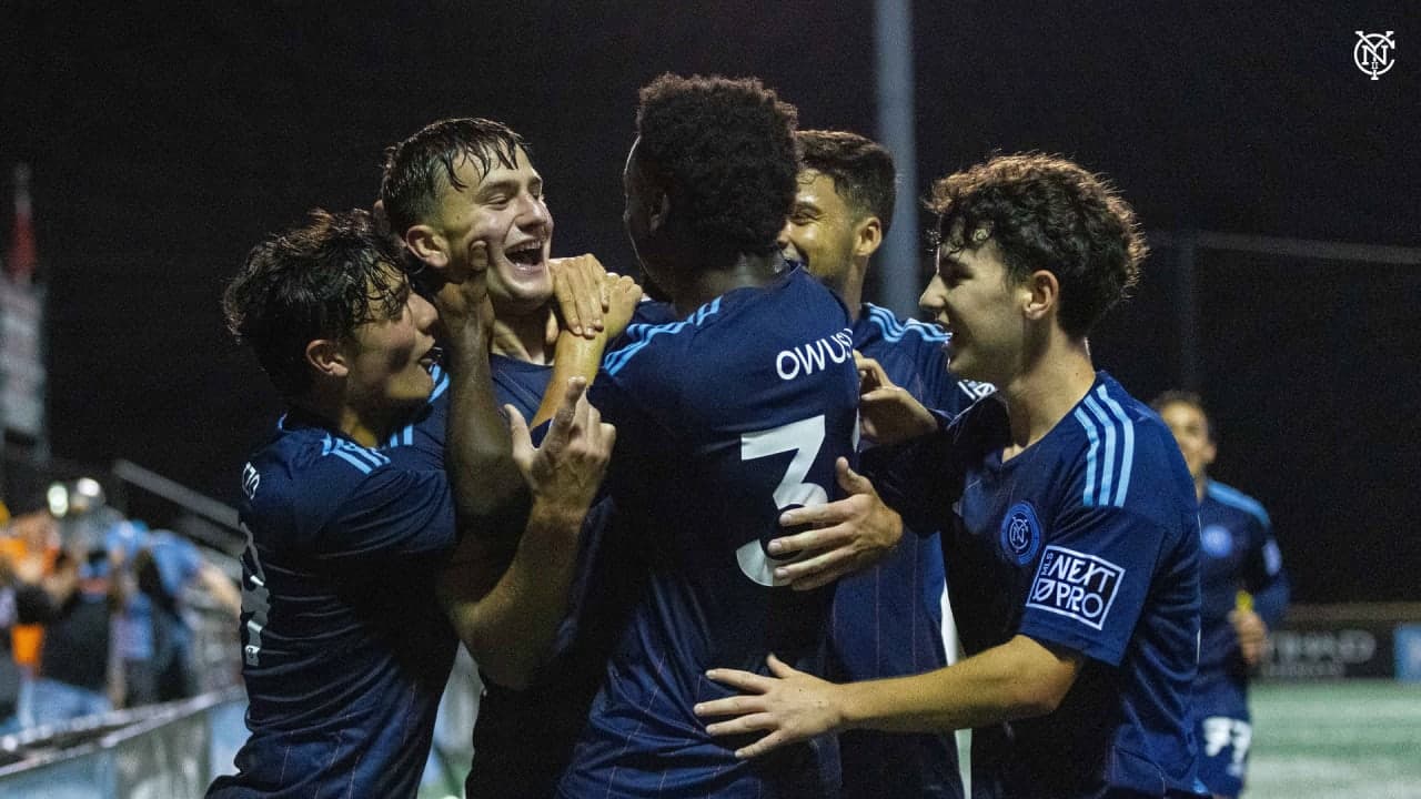 Jugadores celebrando un gol en partido