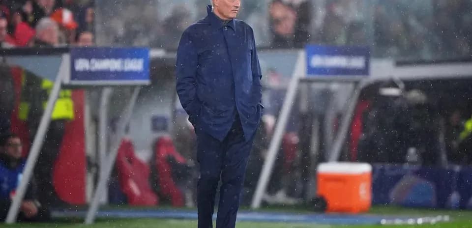 Entrenador en la línea de banda bajo la lluvia