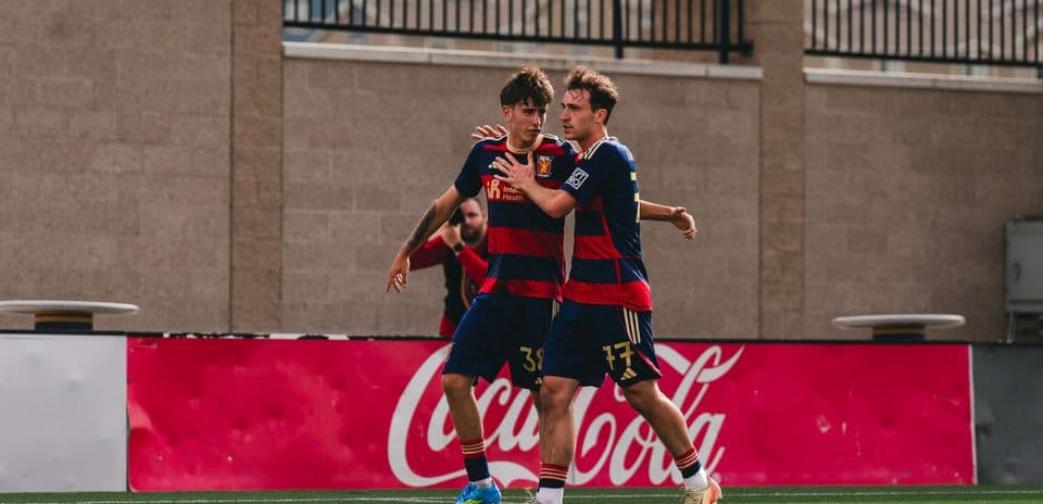 Jugadores de Real Monarchs celebrando un gol