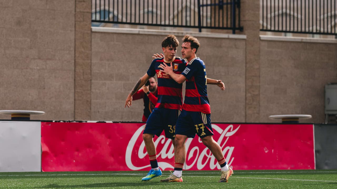 Jugadores de Real Monarchs celebrando un gol