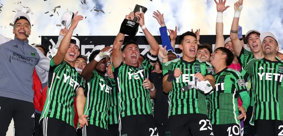 Jugadores de Austin II celebrando un trofeo