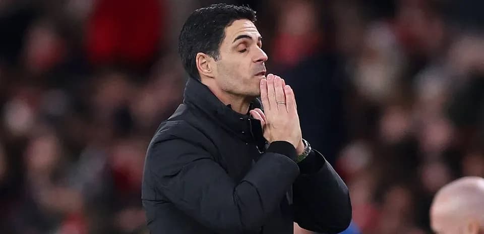 Entrenador gesticulando durante el partido