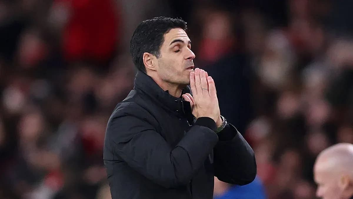 Entrenador gesticulando durante el partido
