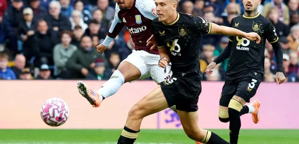 Jugador de Aston Villa disparando a puerta