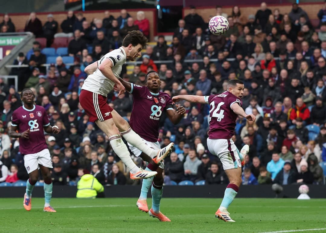 Jugador de Arsenal cabecea el balón en el partido