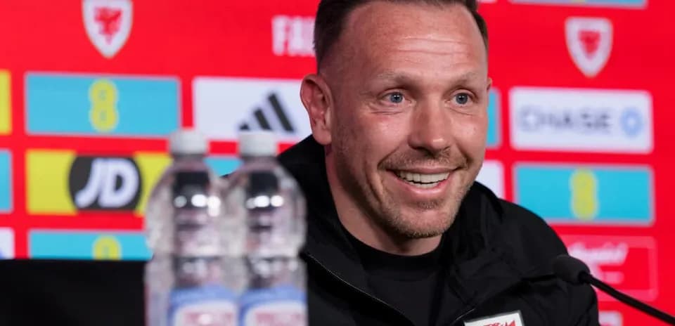 Entrenador en conferencia de prensa sonriente