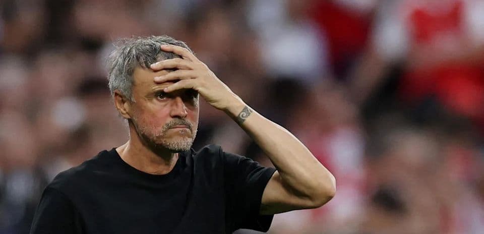 Entrenador preocupado durante el partido en estadio