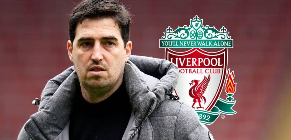 Entrenador con escudo de Liverpool de fondo