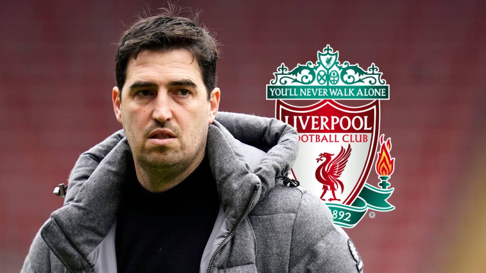 Entrenador con escudo de Liverpool de fondo