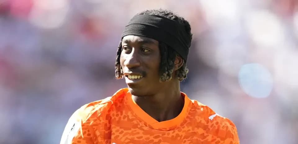 Portero con uniforme naranja durante un partido