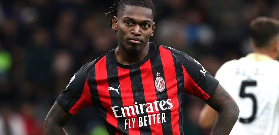 Jugador de AC Milan en camiseta roja y negra