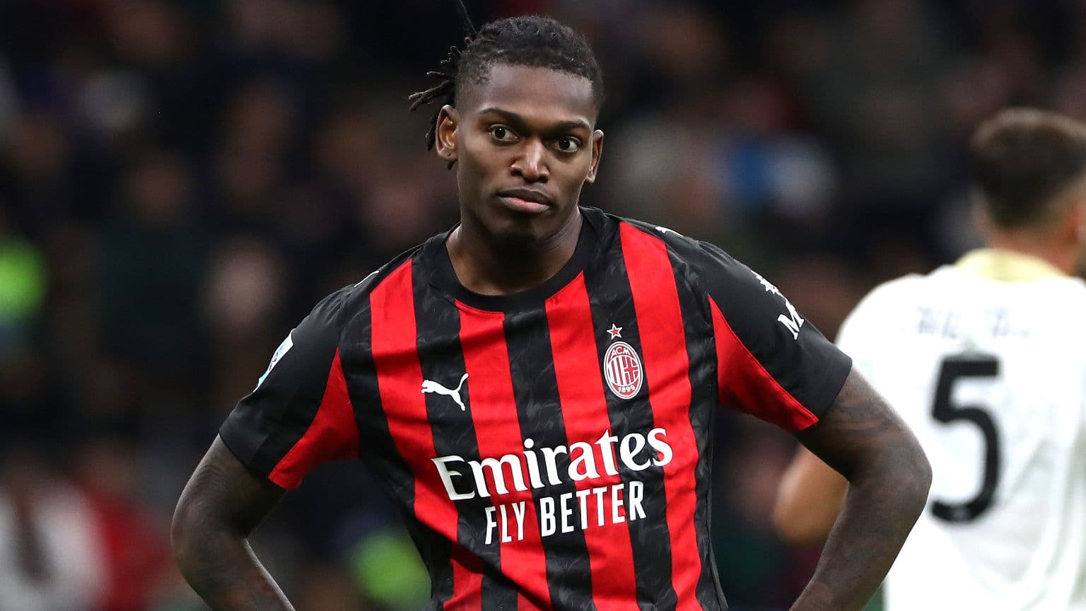 Jugador de AC Milan en camiseta roja y negra